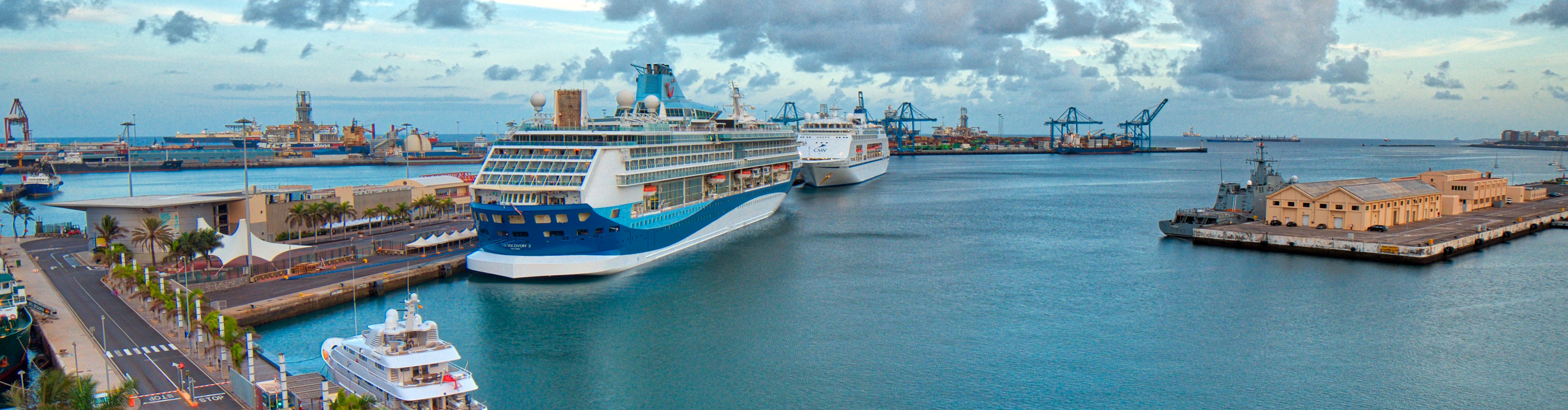 Kreuzfahrtschiff an der Muelle Santa Catalina Las Palmas