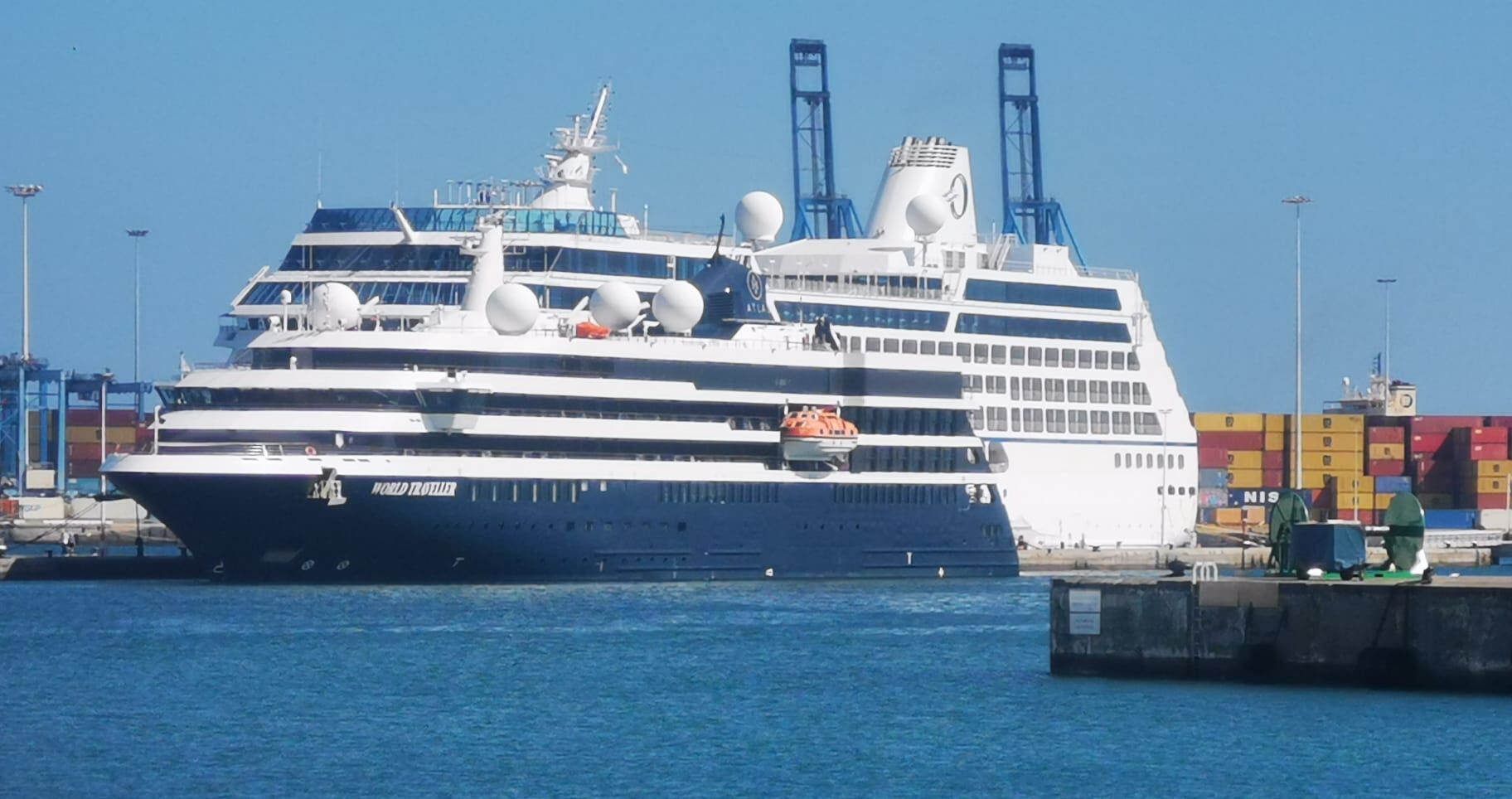 World Traveller im Kreuzfahrthafen Las Palmas an der Muelle Santa Catalina