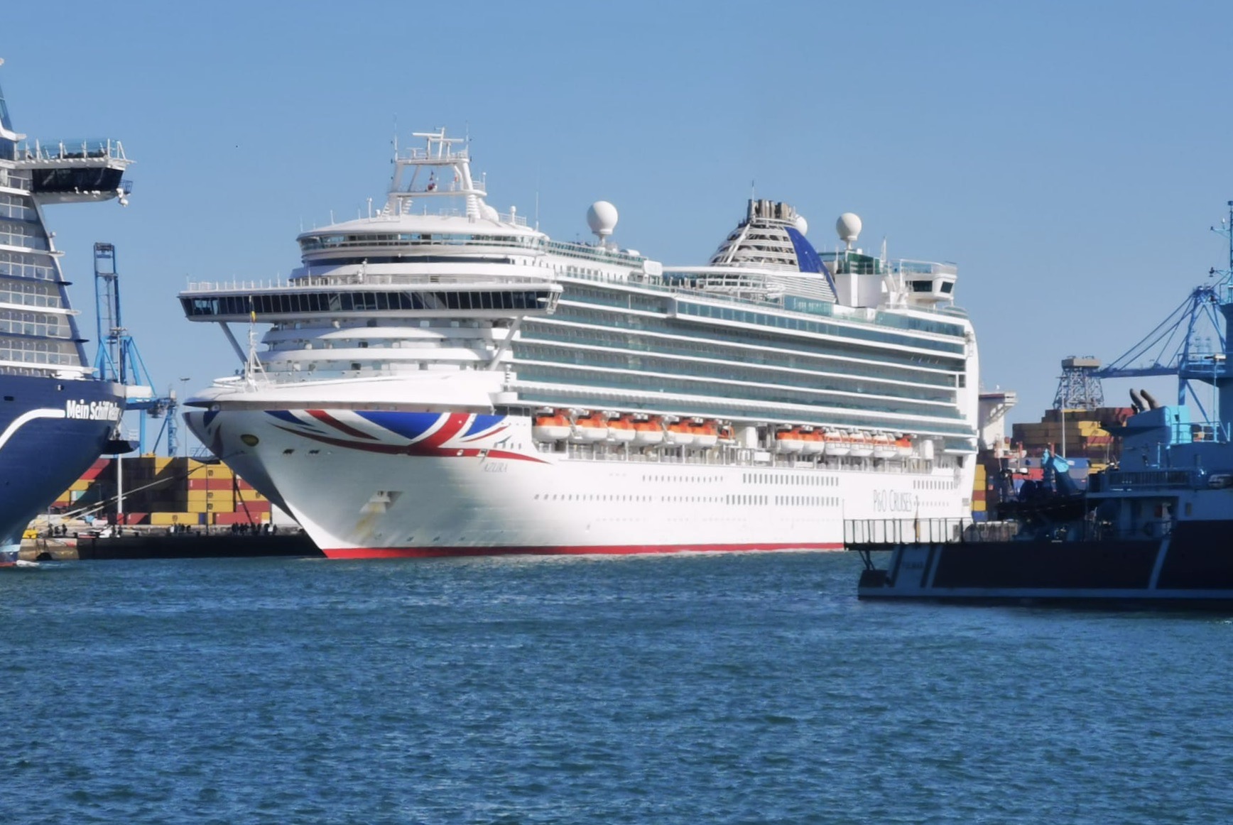 KREUZFAHRTSCHIFF Azura an der Muelle Santa Catalina im Kreuzfahrthafen Las Palmas