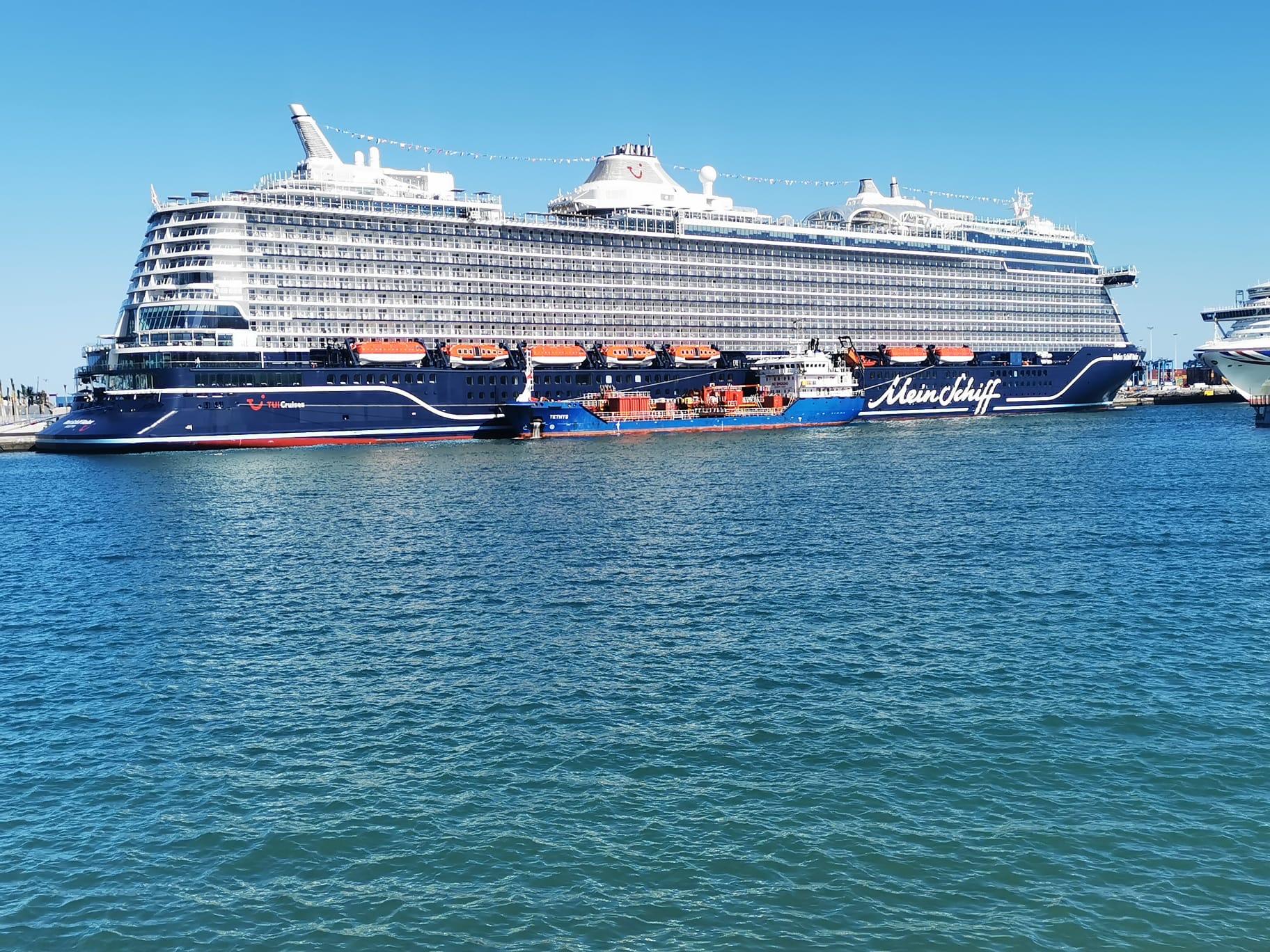 Kreuzfahrtschiff Mein Schiff Relax im Hafen von Las Palmas