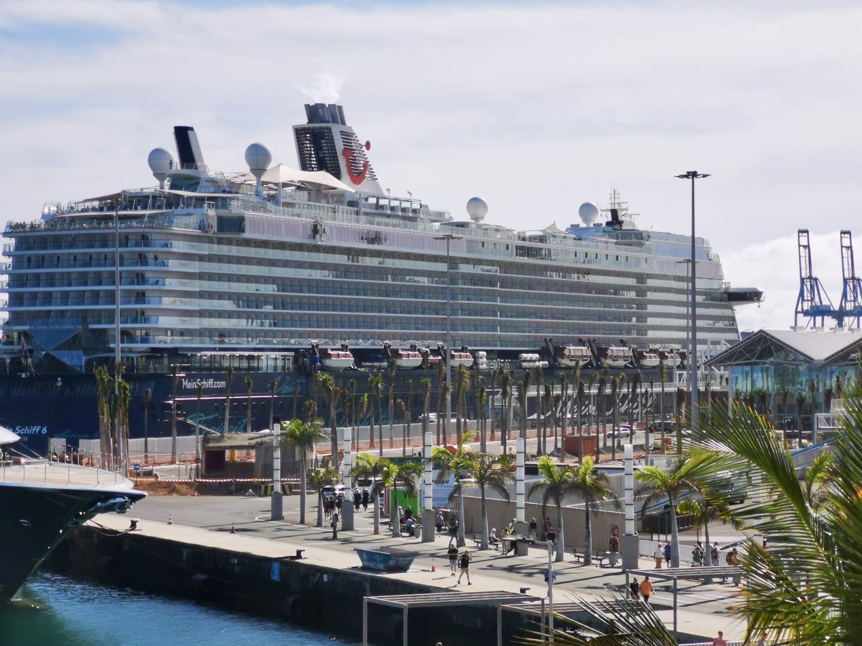 Kreuzfahrtschiff Mein Schiff 6 im Hafen las Palmas