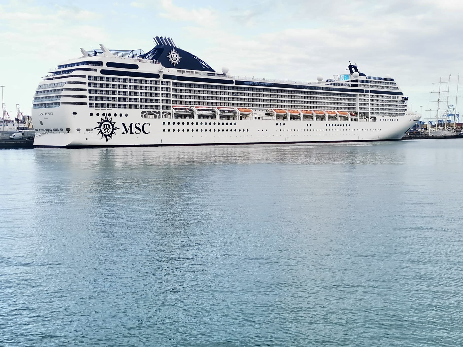 MSC Musica an der Muelle Santa Catalin im Hafen Las Palmas