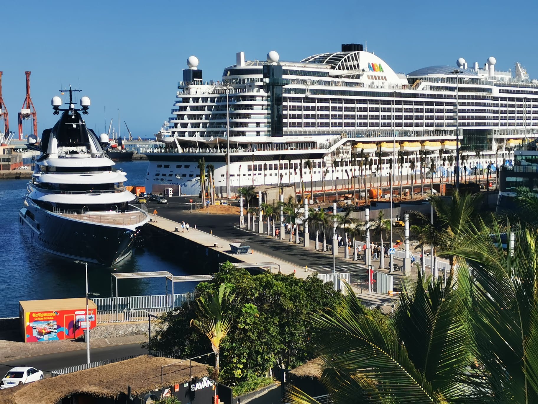 Kreuzfahrtschiff Aida Perla im Hafen Las Palmas de Gran Canaria an der Muelle Santa Catalina