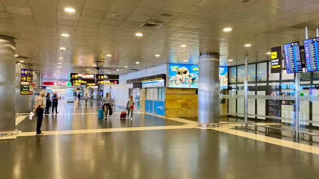 in der Ankunftshalle International am Flughafen Gran Canaria